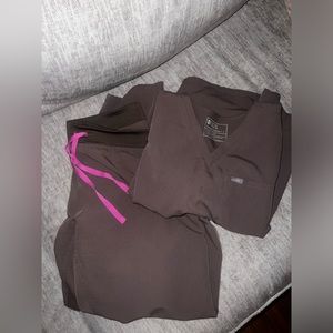 Smokey taupe scrubs figs